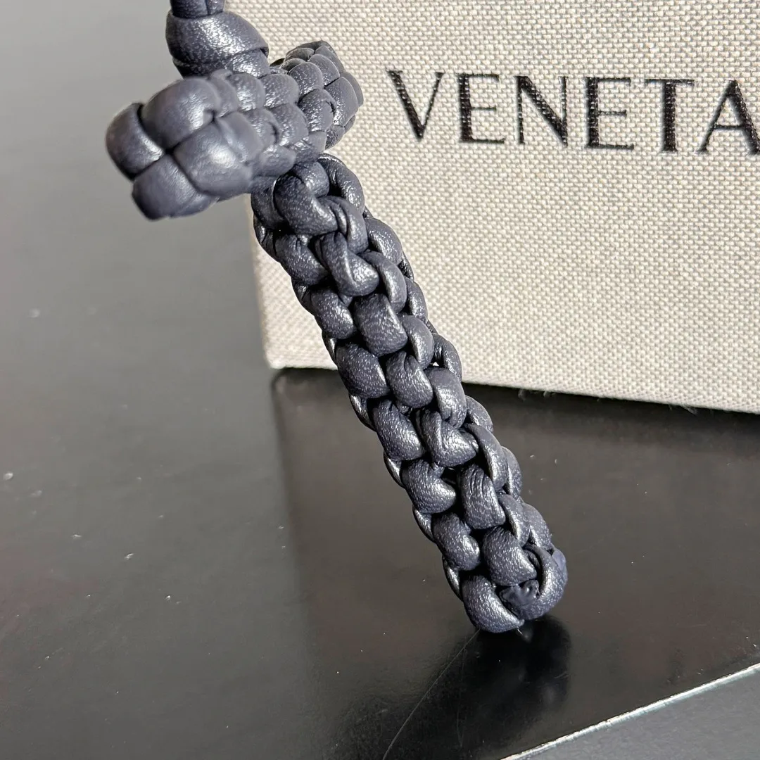 Batch 420 Let’s see what new cute little thing BV has released~ It’s this letter pendant, which is different from the puppy pendant. The weaving of this letter is more three-dimensional, and the material is very solid, and it is not easy to deform even if it is folded. Style number: T